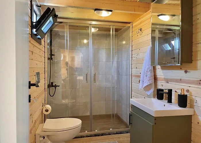 With Hot Pool In מרמריס