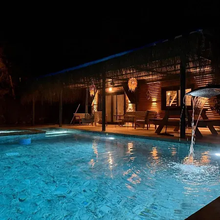 With Hot Pool In * Μαρμαρίς