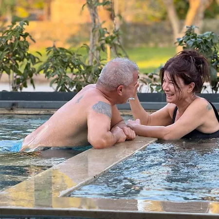 With Hot Pool In * Μαρμαρίς