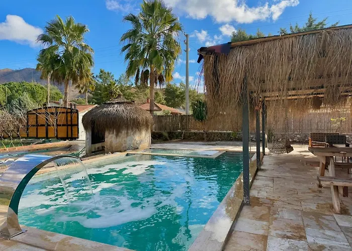 With Hot Pool In ヴィラ *